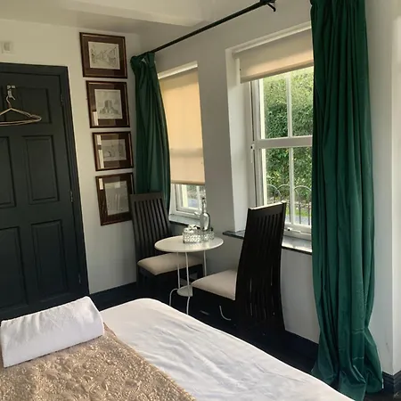 Lodge Isserkelly House